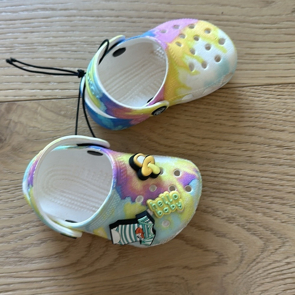 Crocs baby tie dye 2/3 hello baby pacifier onesie